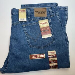 NWT Wrangler Rugged Wear Flex Denim 35005SW Size 44x30 Stretch Relaxed Fit Jeans